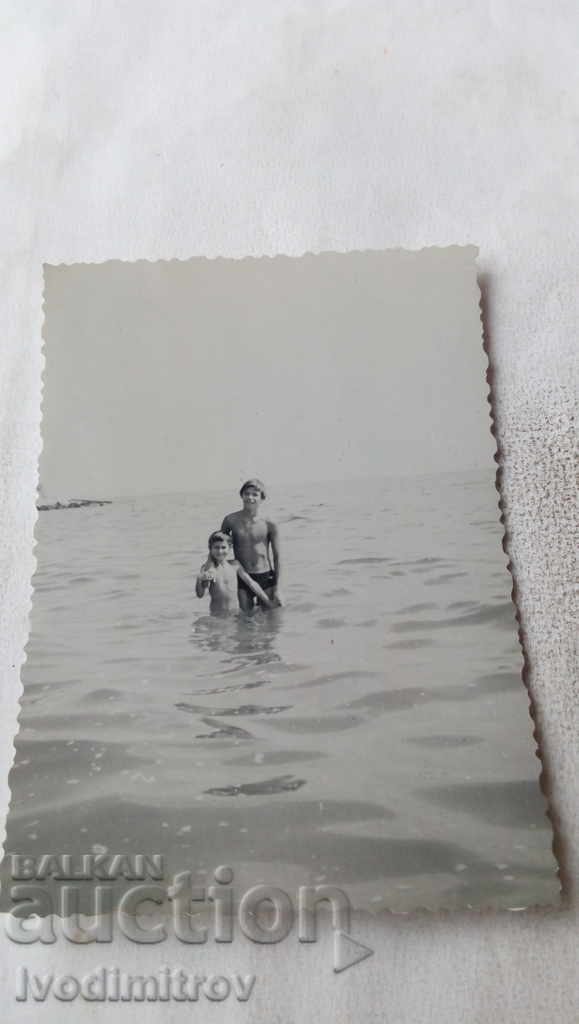 Foto Doi băieți în mare