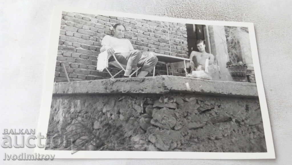 Снимка Баща и син на площадка на новопостроена къща