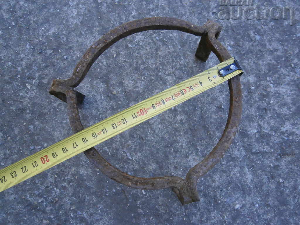 Auction Saek, pistachio, wrought iron, hearth Auction Saek, pistachio, wrought iron, hearth