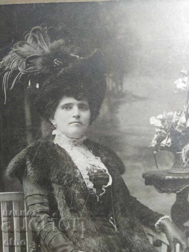 ROYAL PHOTO CARDBOARD-BOYANA F.TOSHKOVA, CITY LADY, HAT with price 35.00 BGN | € 17.90 ROYAL PHOTO CARDBOARD-BOYANA F.TOSHKOVA, CITY LADY, HAT with price 35.00 BGN | € 17.90