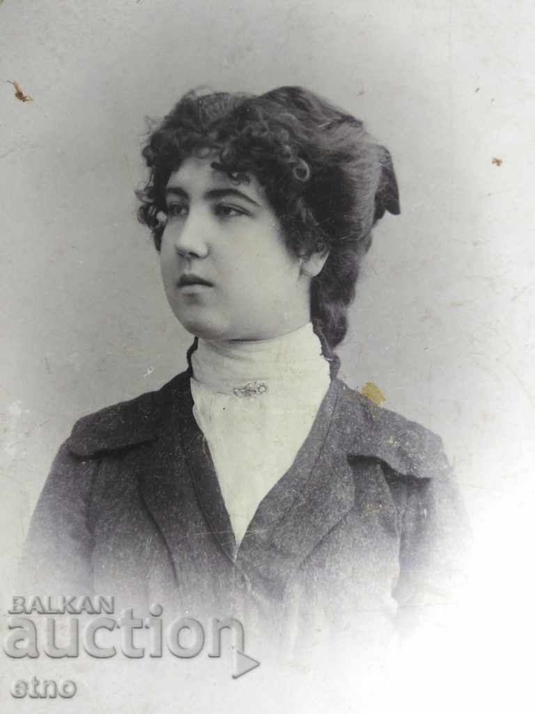 ROYAL PHOTO CARDBOARD-CITY LADY with price 25.00 BGN | € 12.78 ROYAL PHOTO CARDBOARD-CITY LADY with price 25.00 BGN | € 12.78