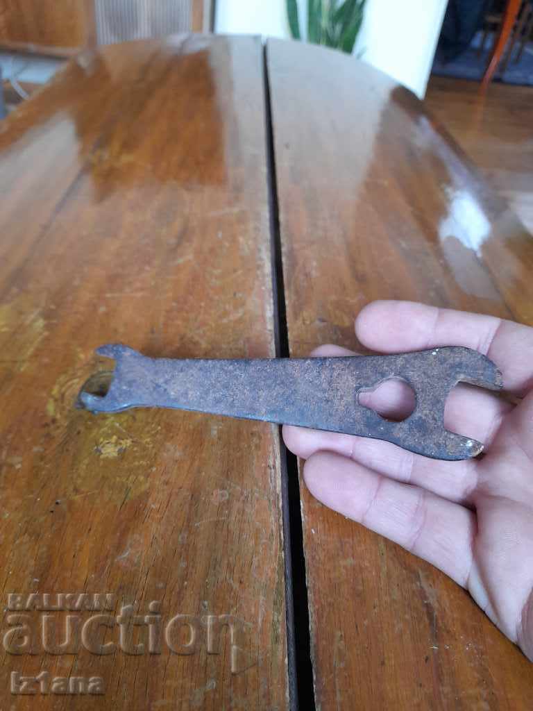 Cheie veche de bicicletă cu preț 5.00 BGN | € 2.56 Cheie veche de bicicletă cu preț 5.00 BGN | € 2.56