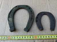 SET OF 2 PIECES REVIVAL FORGED HORSESHOES, ROOSTERS