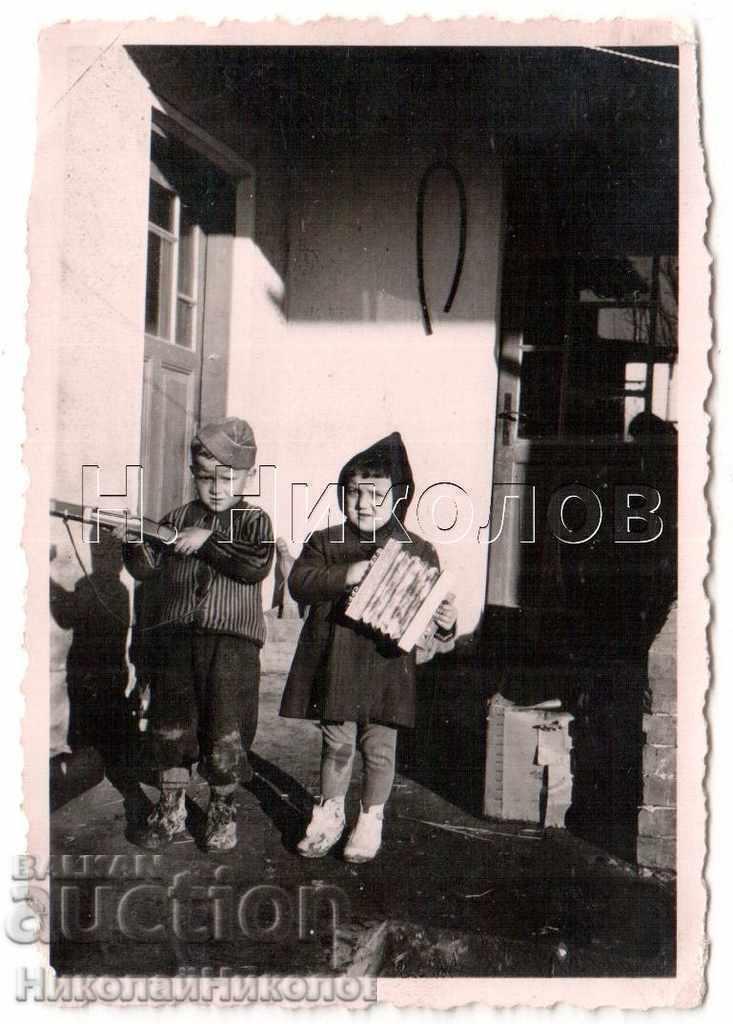 SMALL OLD PHOTO BOY WITH GUN GIRL WITH ACCORDION A683