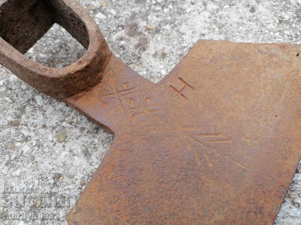Auction Forged chap, hoe, agricultural instrument, wrought iron Auction Forged chap, hoe, agricultural instrument, wrought iron