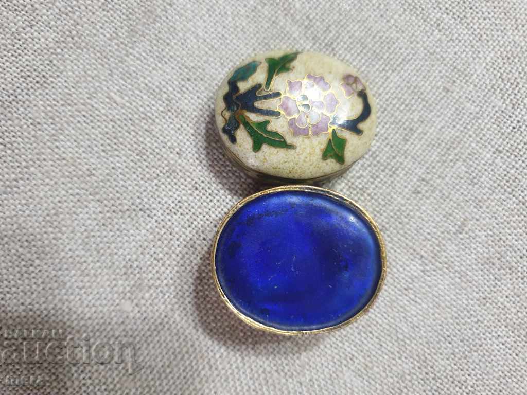 Delivery of Antique elliptical box made of bronze and colored enamel Delivery of Antique elliptical box made of bronze and colored enamel