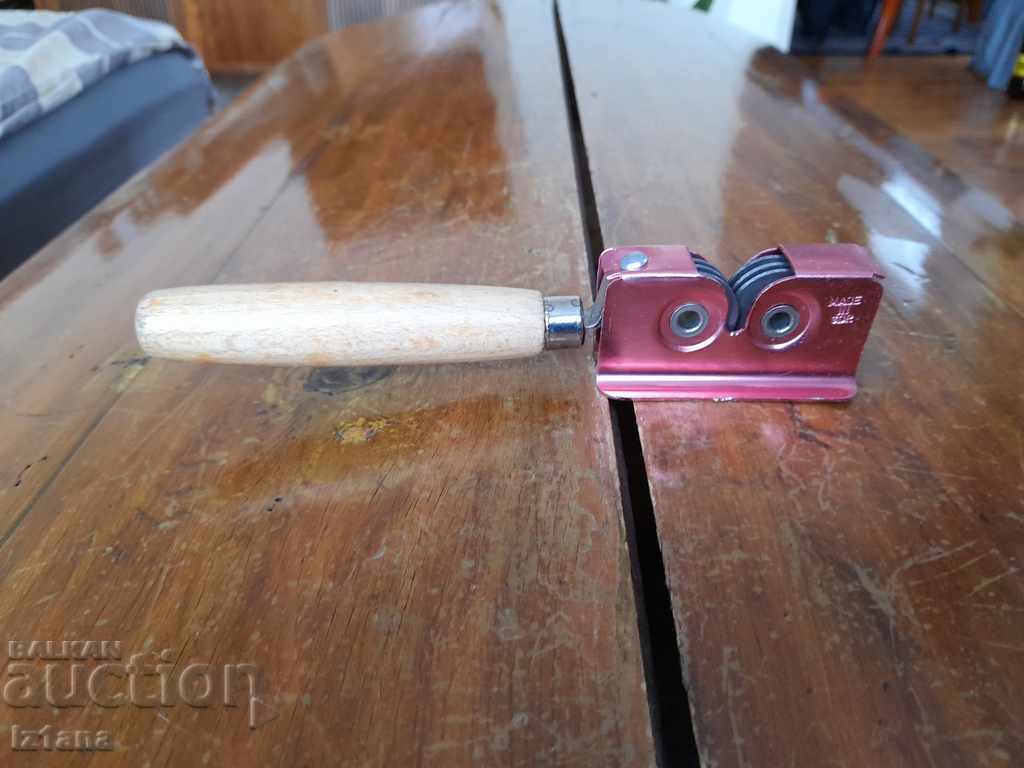 Old knife sharpener, knives with price 30.00 BGN | € 15.34 Old knife sharpener, knives with price 30.00 BGN | € 15.34