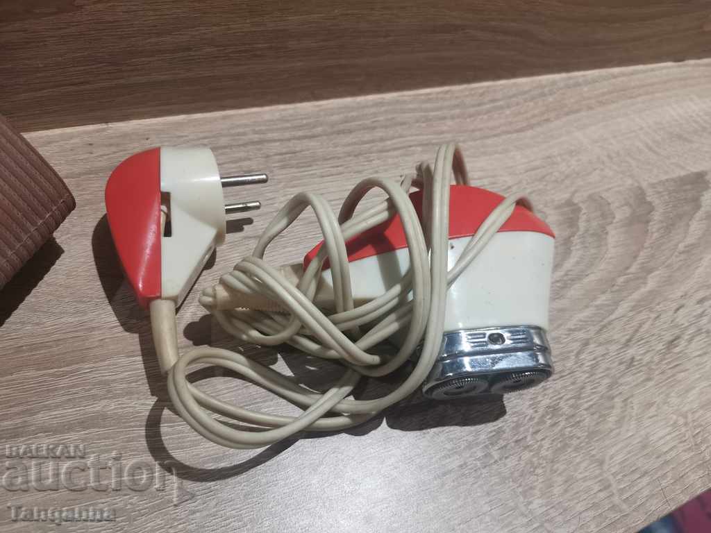 Old razor with price 18.00 BGN | € 9.20 Old razor with price 18.00 BGN | € 9.20