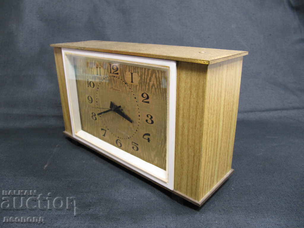 Auction  RETRO USSR SOCIALIST TABLE MECHANICAL WEEKLY CLOCK MOLNIYA
