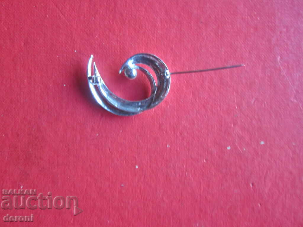 Delivery of Unique silver brooch with pearl and stones