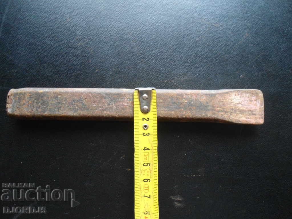 Auction An old tool, a chopper Auction An old tool, a chopper