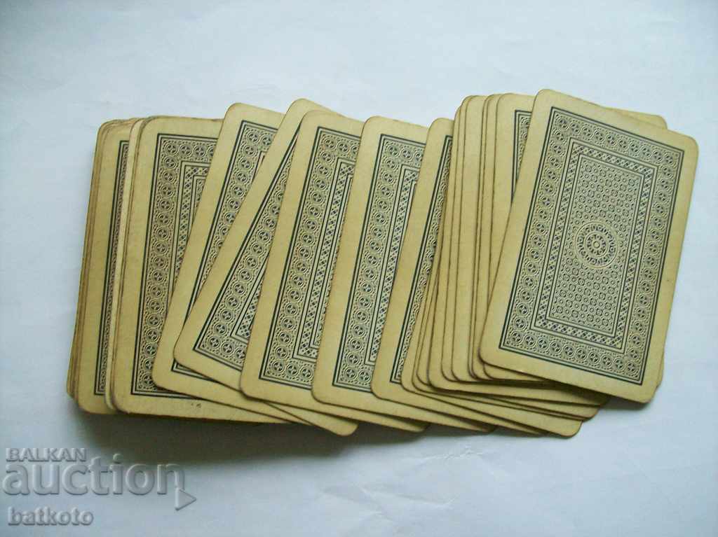 pachet vechi de cărți de joc cu cărți lipsă cu preț 1.30 BGN | € 0.66