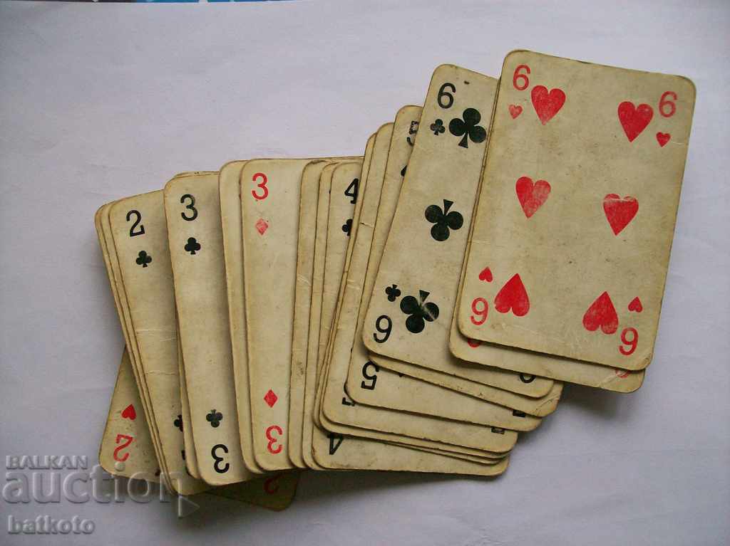 pachet vechi de cărți de joc cu cărți lipsă cu preț 0.80 BGN | € 0.41