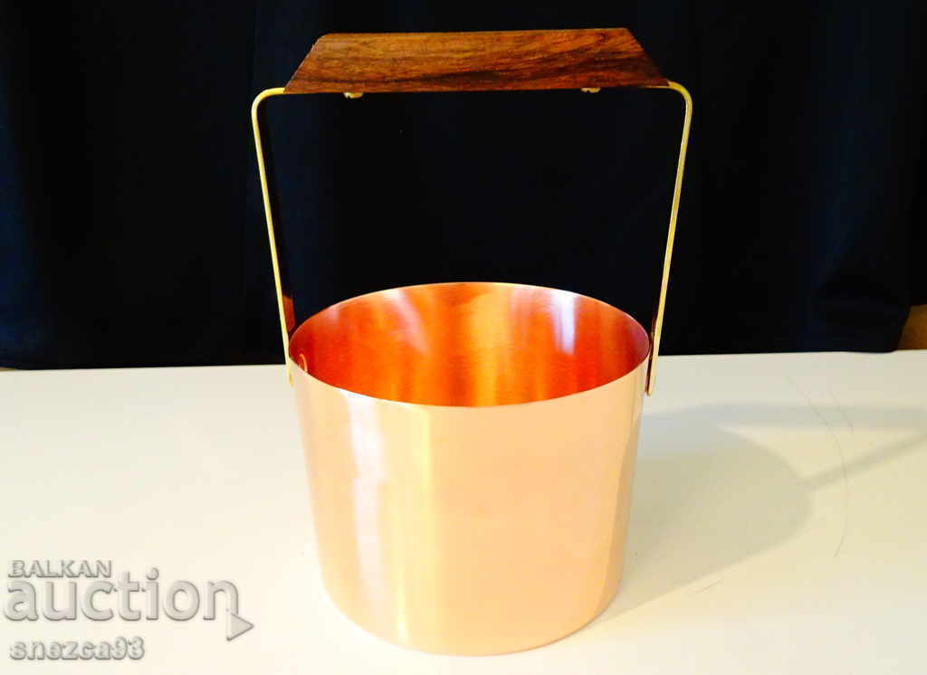 Copper ice bucket, copper vessel of pure red honey Copper ice bucket, copper vessel of pure red honey