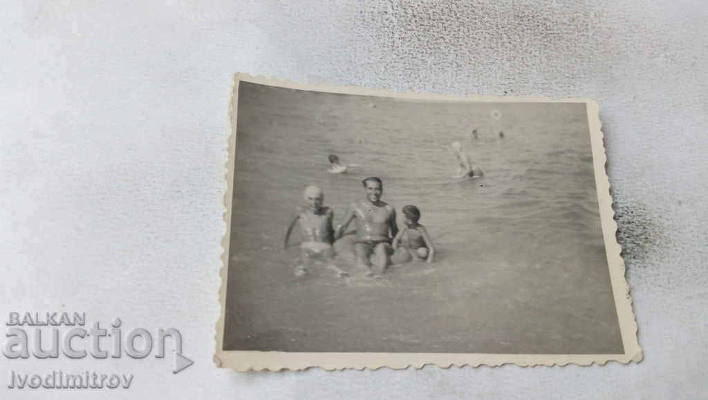 Fotografie Bărbat cu doi băieți în mare