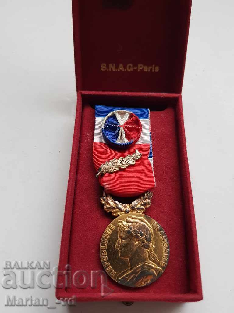 Френски позлатен сребърен медал