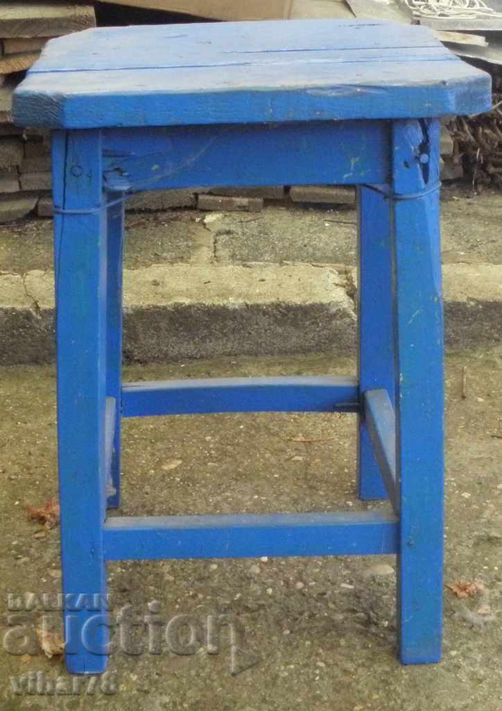 Un scaun vechi din lemn