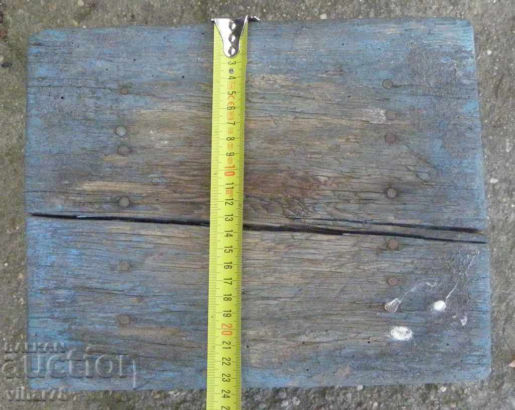 Аукцион Старо дървено столче Аукцион Старо дървено столче