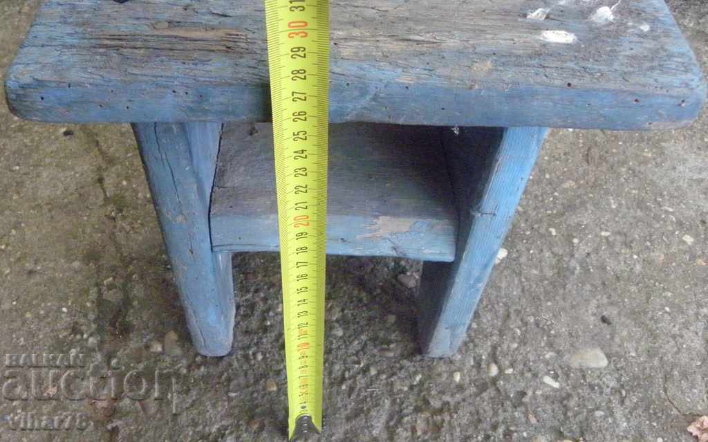 Доставка на Старо дървено столче Доставка на Старо дървено столче