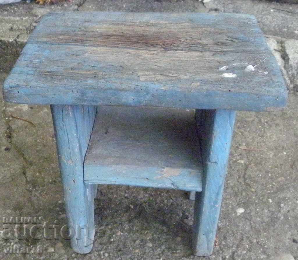 Старо дървено столче