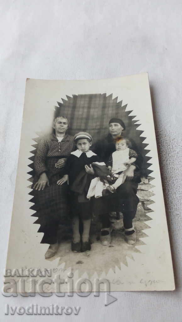 Photo Two elderly women with their two grandchildren