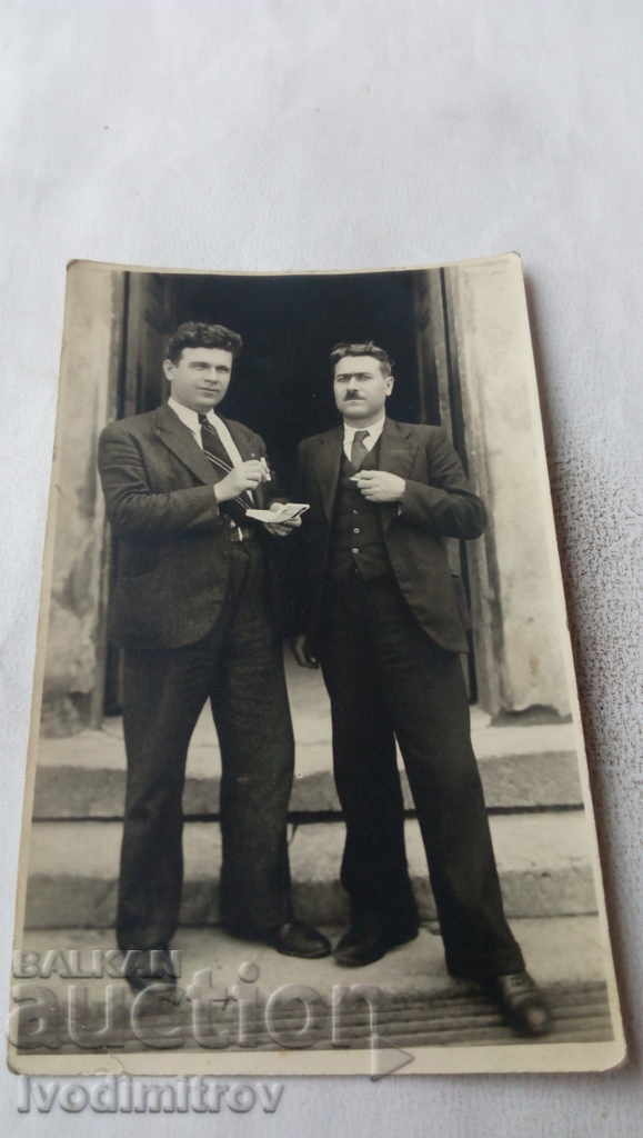 Photo Two men in suits