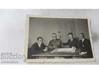 Снимка Офицер с орден и трима мъже на маса