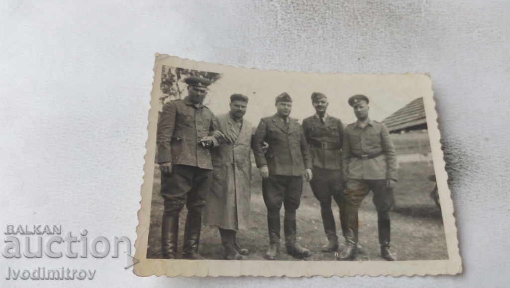 Φωτογραφία Τέσσερις αξιωματικοί και ένας άνδρας με ποδιά
