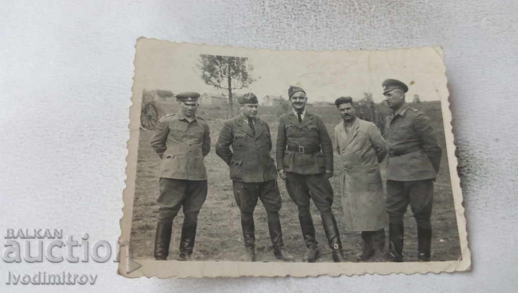Φωτογραφία Τέσσερις αξιωματικοί και ένας άνδρας με ποδιά