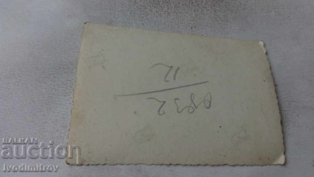 Αξιωματικός φωτογραφιών και τρεις στρατιώτες μπροστά από ένα ρετρό λεωφορείο με τιμή 2.65 BGN | € 1.35 Αξιωματικός φωτογραφιών και τρεις στρατιώτες μπροστά από ένα ρετρό λεωφορείο με τιμή 2.65 BGN | € 1.35