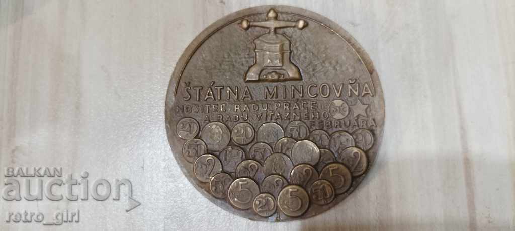 Auction I am selling an old plaque. Auction I am selling an old plaque.