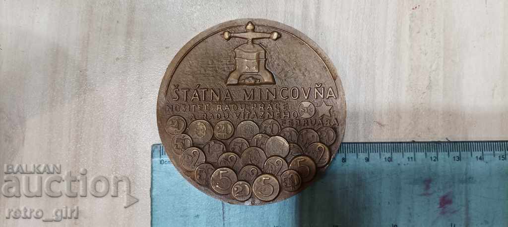 Delivery of I am selling an old plaque. Delivery of I am selling an old plaque.