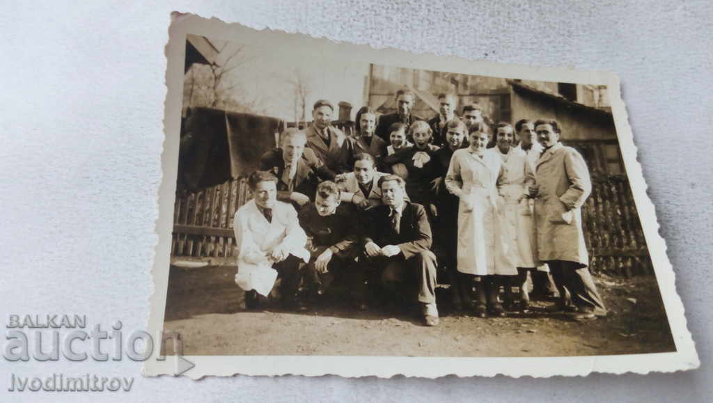 Снимка София Мъже и жени в градинката пред Университета 1936