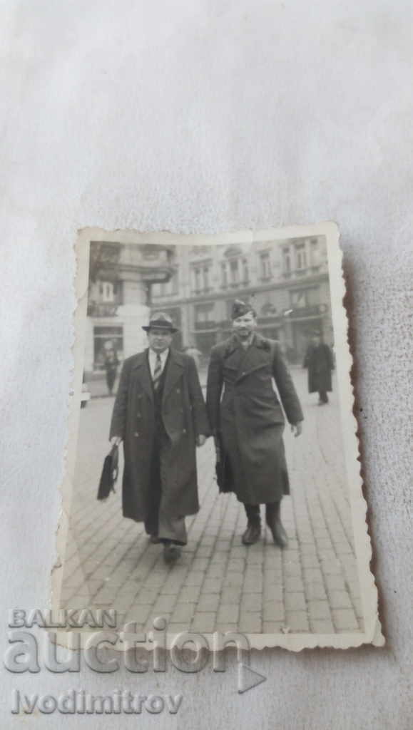 Photo Sofia Officer and man in a suit on a walk