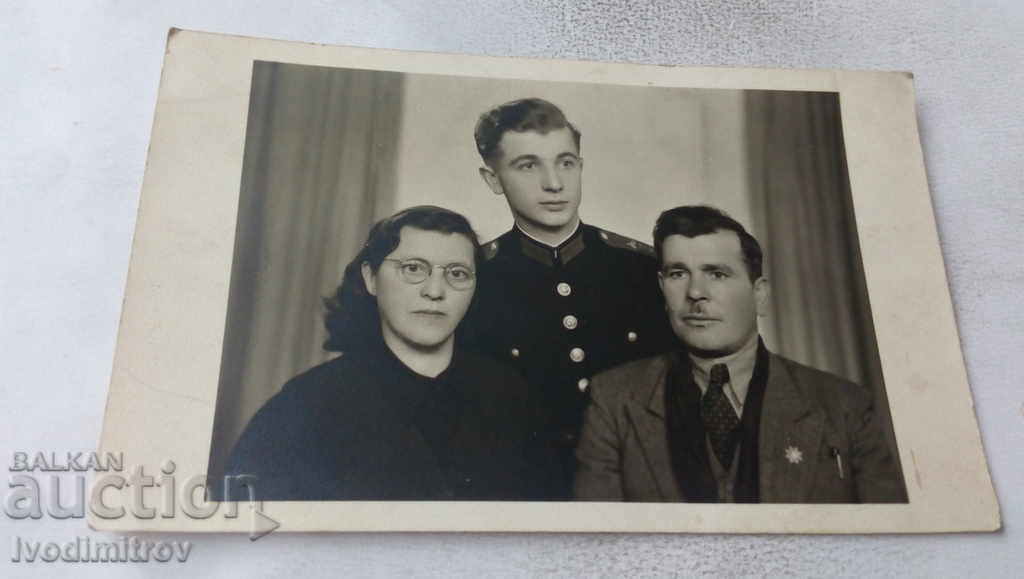 Φωτογραφία Σοφία Κατώτερος αξιωματικός με τους γονείς του 1943