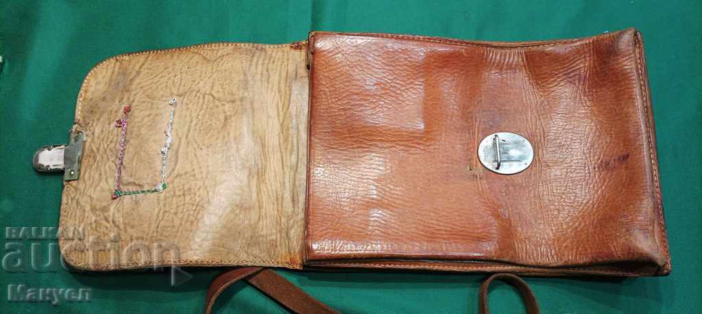 Auction I'm selling an old officer's leather field bag. Auction I'm selling an old officer's leather field bag.