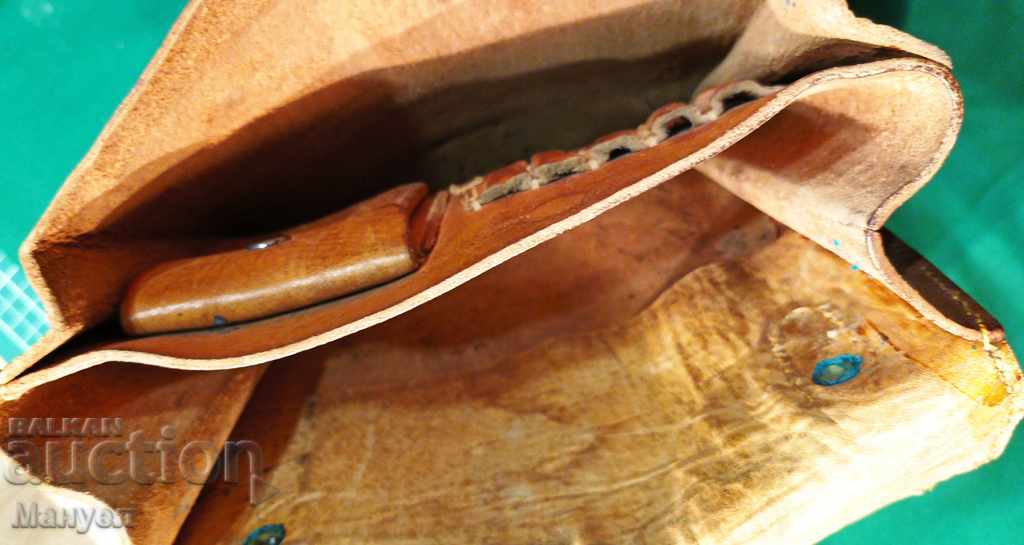 Delivery of I'm selling an old officer's leather field bag. Delivery of I'm selling an old officer's leather field bag.