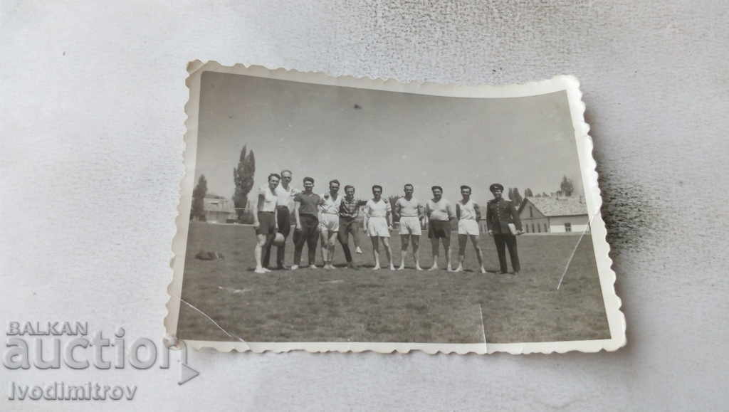 Снимка Коларовград Мъже в спортен екип 1960