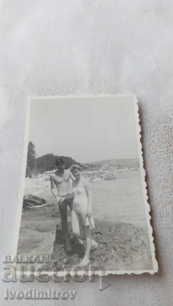 Снимка Мъж и жена на скала в морето