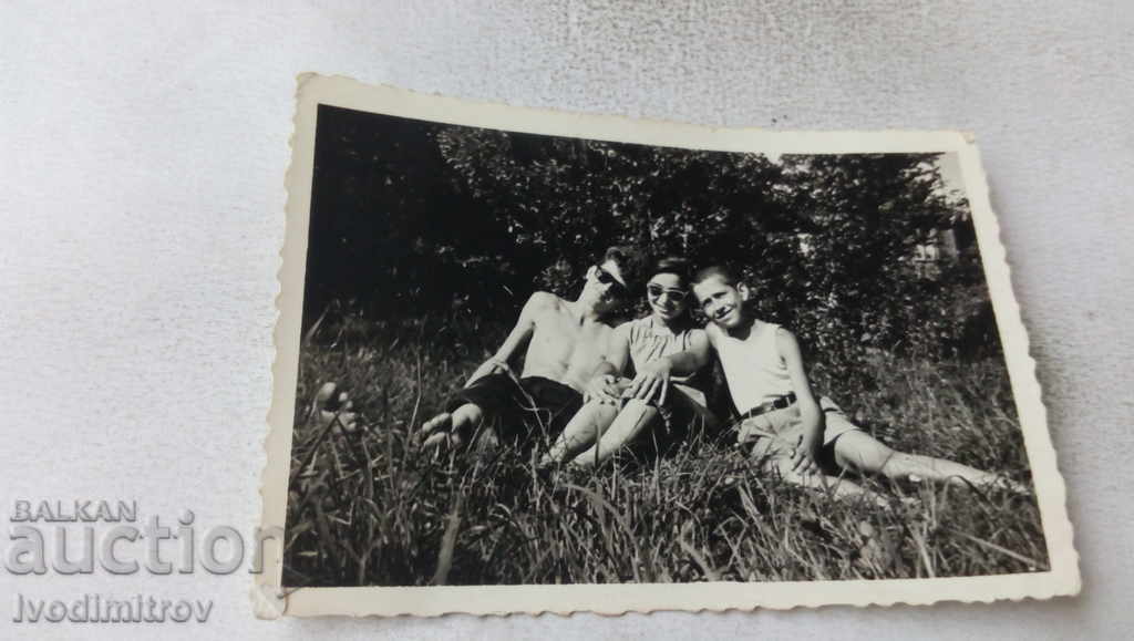 Φωτογραφία Samokov Κορίτσι και δύο αγόρια στο γρασίδι 1957
