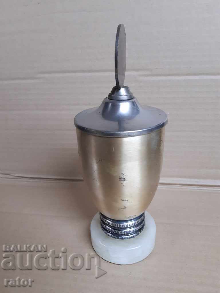 Veche cupă sportivă - bowling, Germania 1977 cu preț 15.00 BGN | € 7.67 Veche cupă sportivă - bowling, Germania 1977 cu preț 15.00 BGN | € 7.67