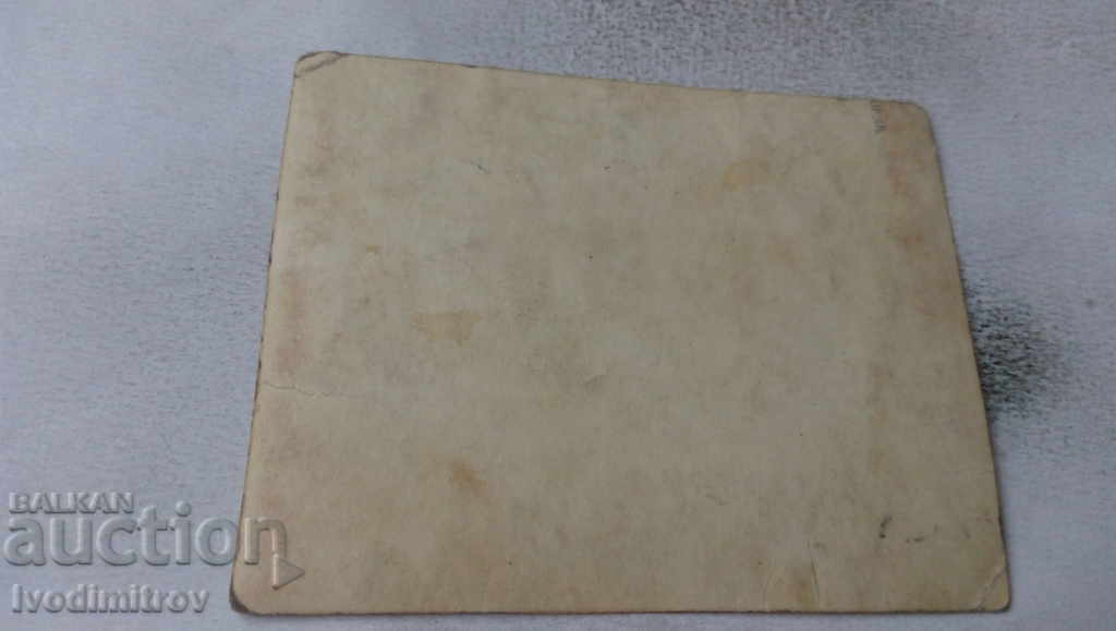 Снимка Мъж и три деца на плажа с цена 1.85 лв. | € 0.95 Снимка Мъж и три деца на плажа с цена 1.85 лв. | € 0.95