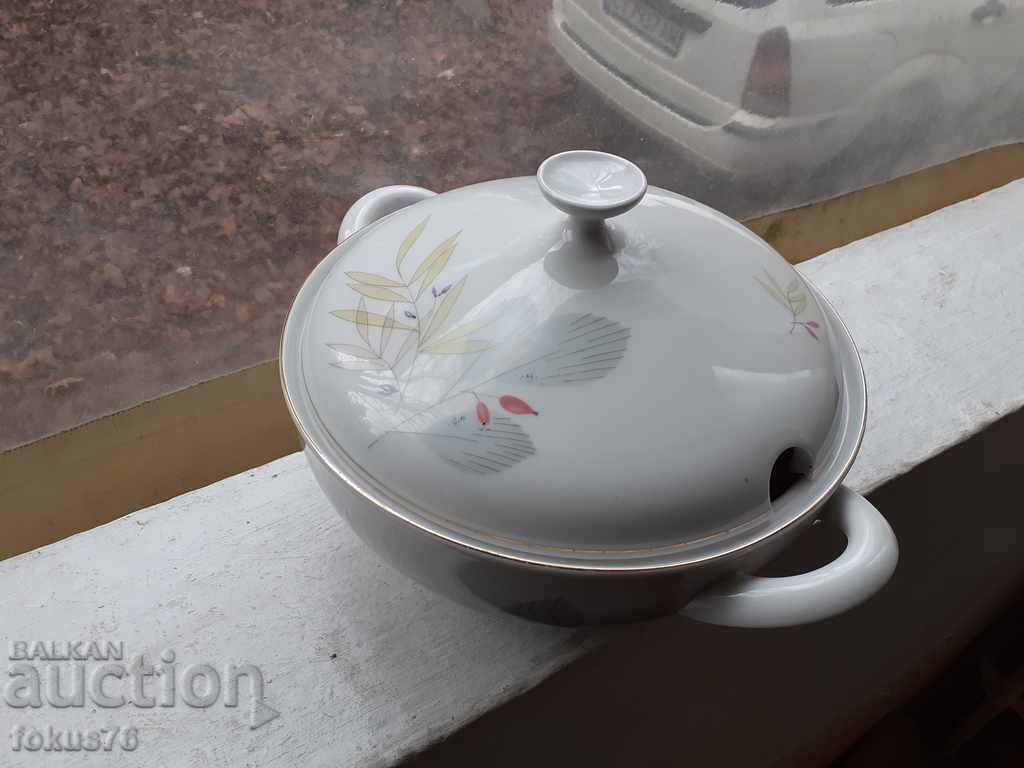 Large beautiful porcelain tureen with price 49.00 BGN | € 25.05 Large beautiful porcelain tureen with price 49.00 BGN | € 25.05