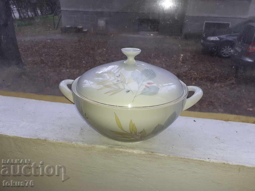Auction Large beautiful porcelain tureen Auction Large beautiful porcelain tureen