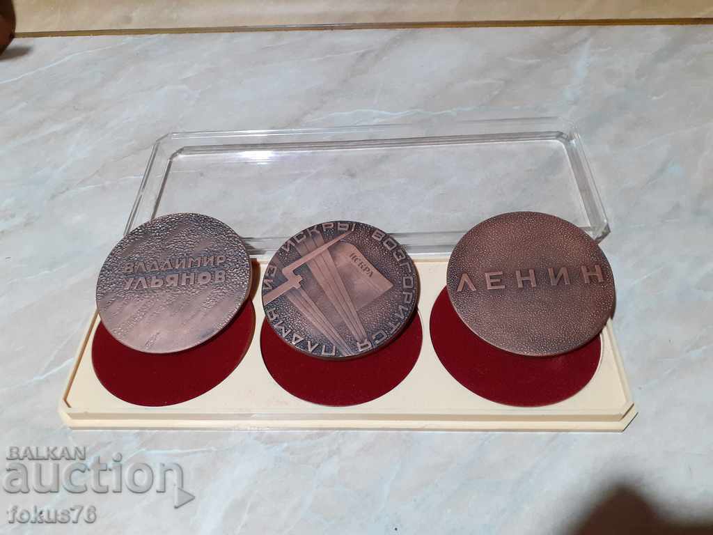 Auction A set of plaques with Lenin Auction A set of plaques with Lenin
