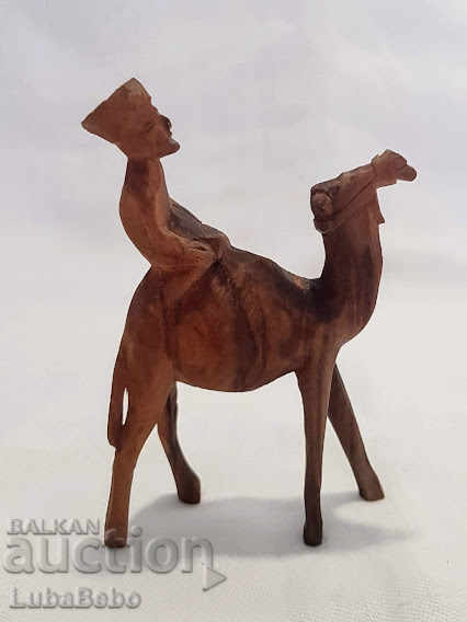 Figurină din lemn sculptată manual cu o cămilă cu un călăreț.