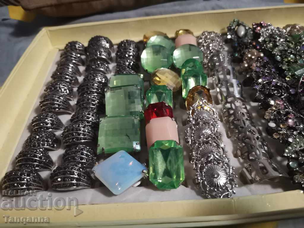 92 броя пръстени с цена 50.00 лв. | € 25.56 92 броя пръстени с цена 50.00 лв. | € 25.56