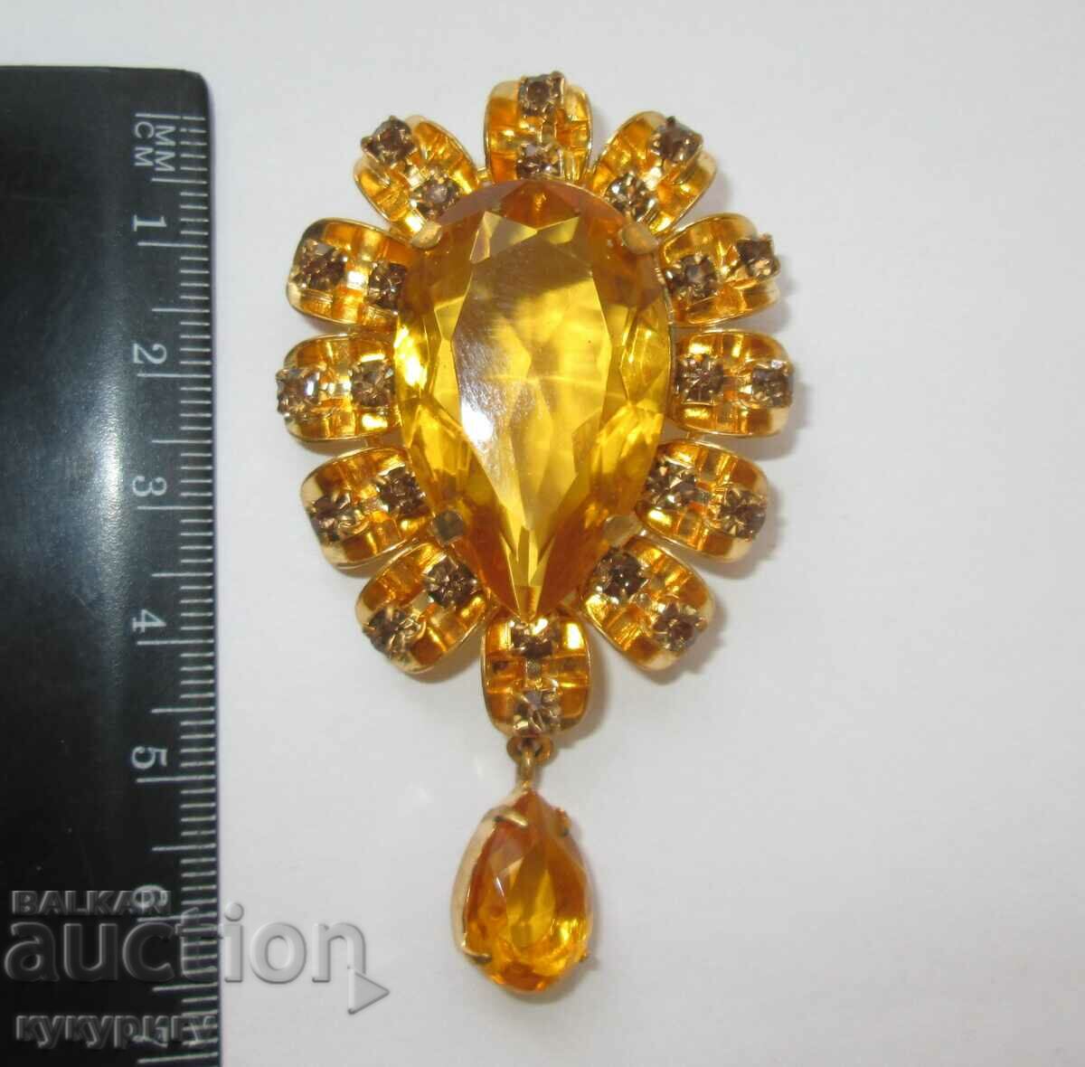 Beautiful old lady's gold plated brooch with stones with price 40.00 BGN | € 20.45 Beautiful old lady's gold plated brooch with stones with price 40.00 BGN | € 20.45