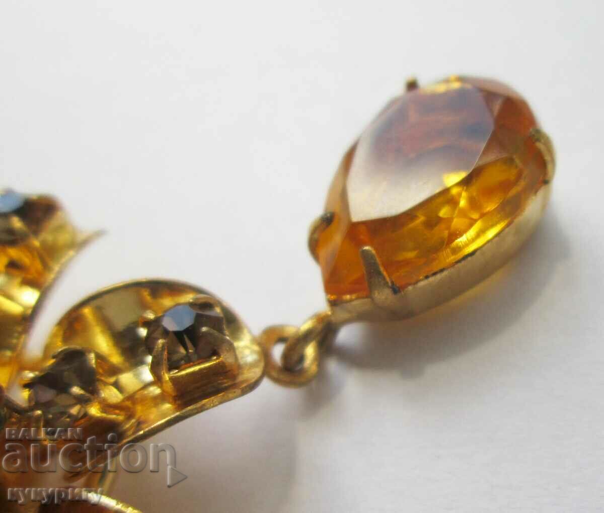 Auction Beautiful old lady's gold plated brooch with stones Auction Beautiful old lady's gold plated brooch with stones