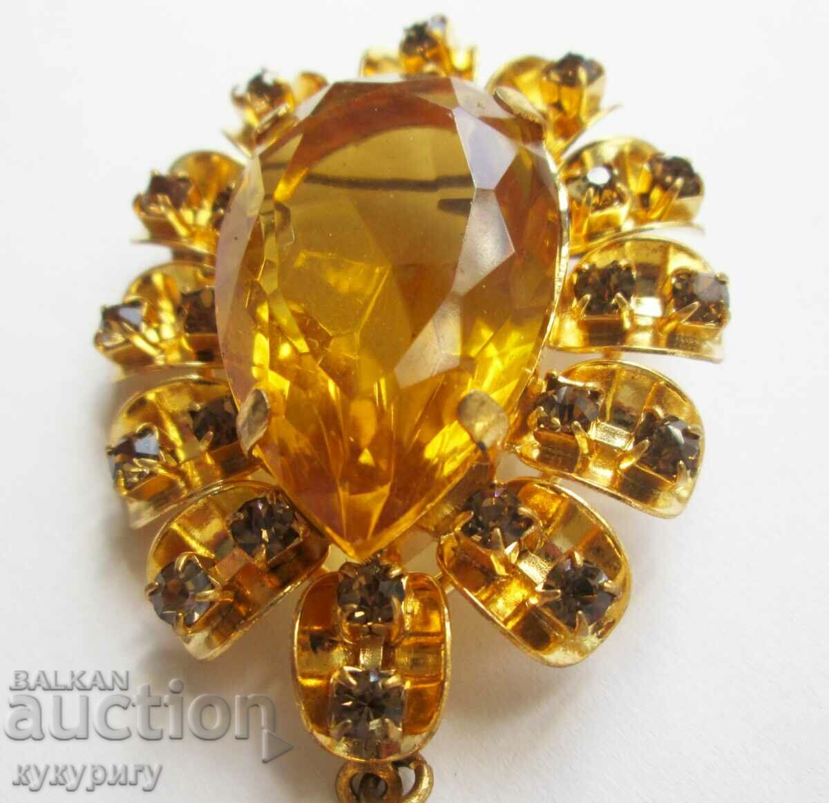 Delivery of Beautiful old lady's gold plated brooch with stones Delivery of Beautiful old lady's gold plated brooch with stones